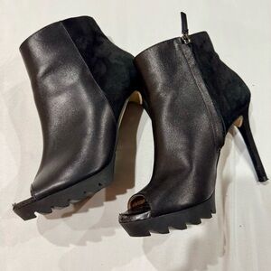 BCBG MaxAzria Black Women's Stiletto Boot w/ Side Zip & Faux Velvet/Leather Sz 7